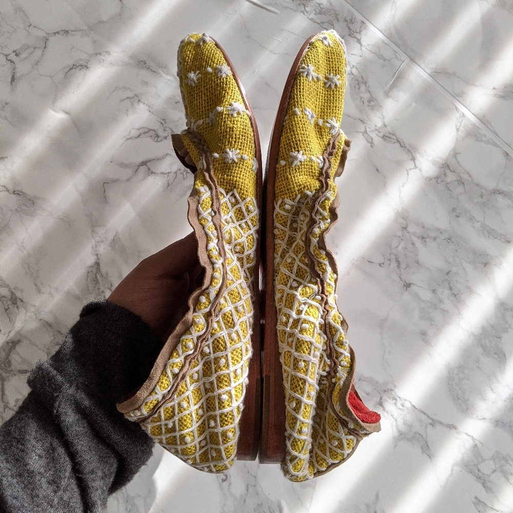 Ticket To Timbuktu ∆ Embroidered Flat - Picture 5 of 7